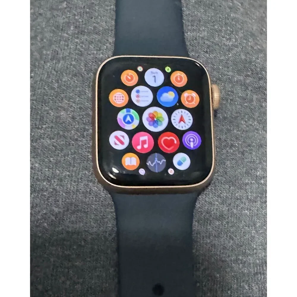 Apple Watch SE 40mm 32GB A2353 Aluminum Gold/Charger
